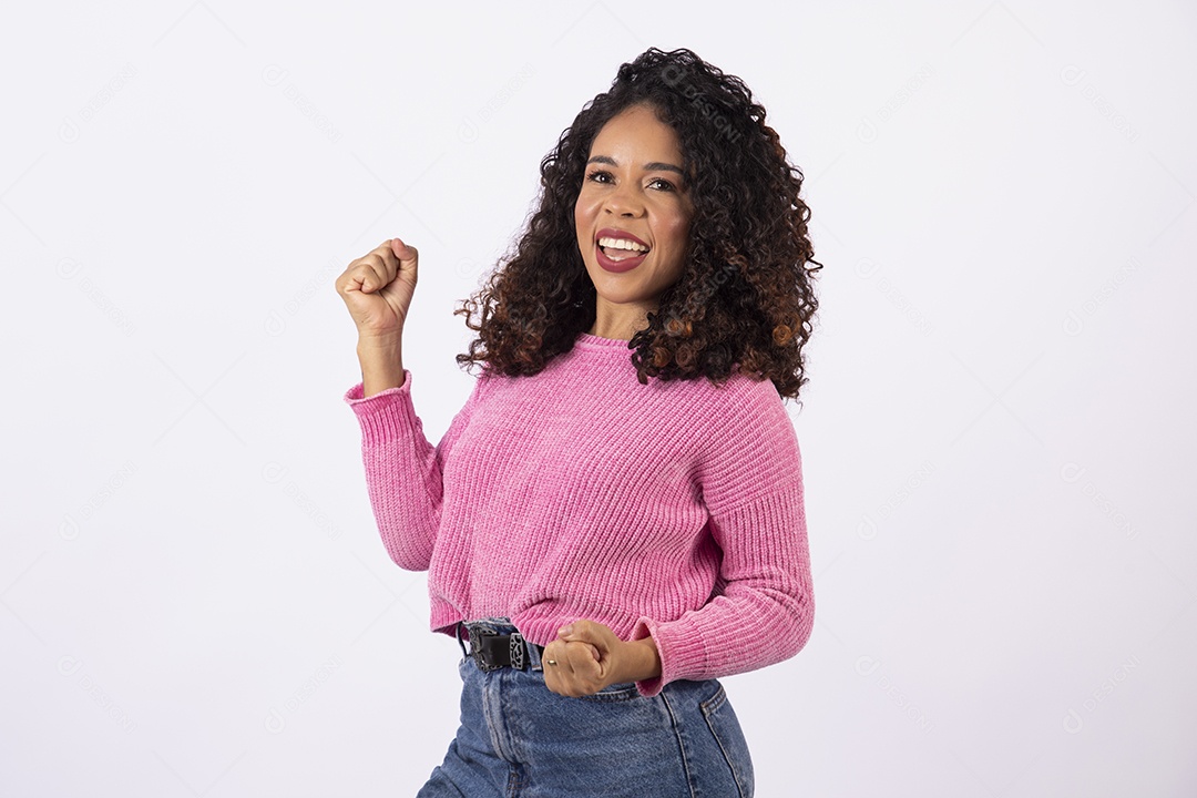 Linda mulher jovem cabelo cacheado sorridente sobre fundo isolado