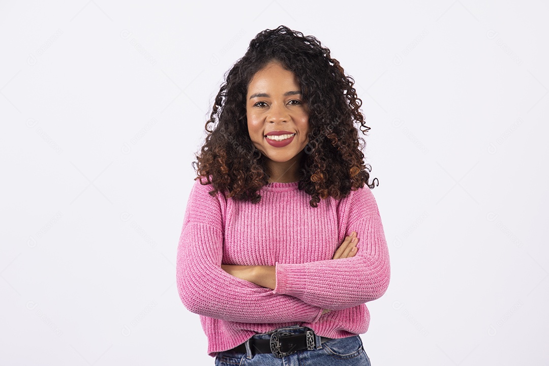 Linda mulher jovem cabelo cacheado sorridente sobre fundo isolado