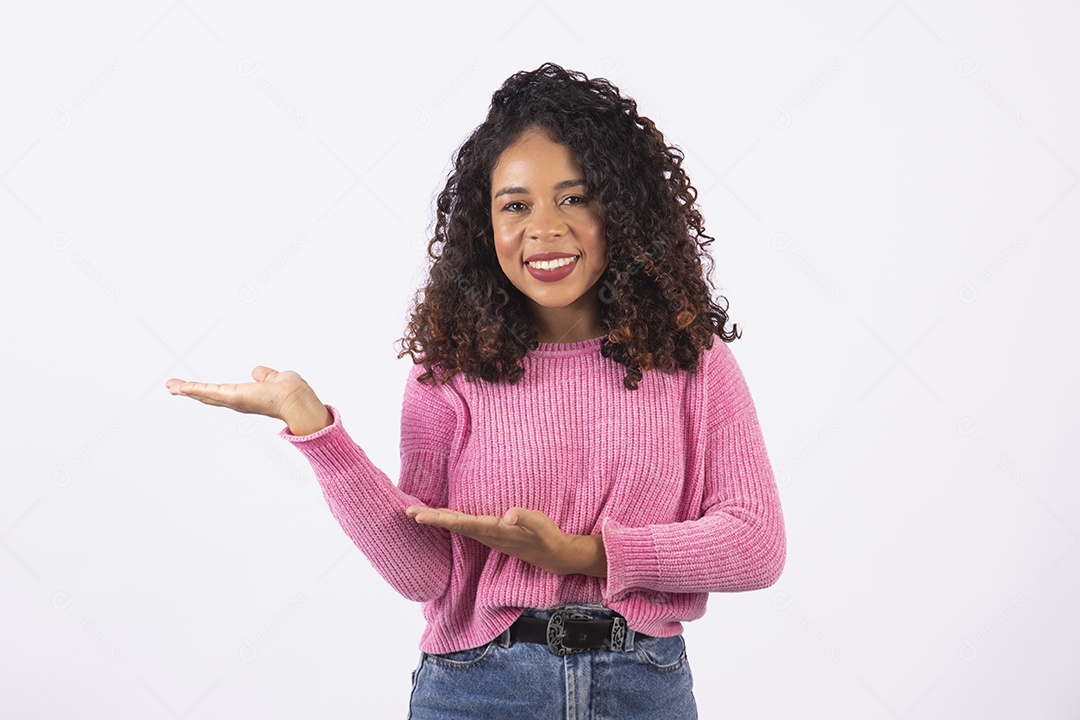 Linda mulher jovem cabelo cacheado sorridente sobre fundo isolado