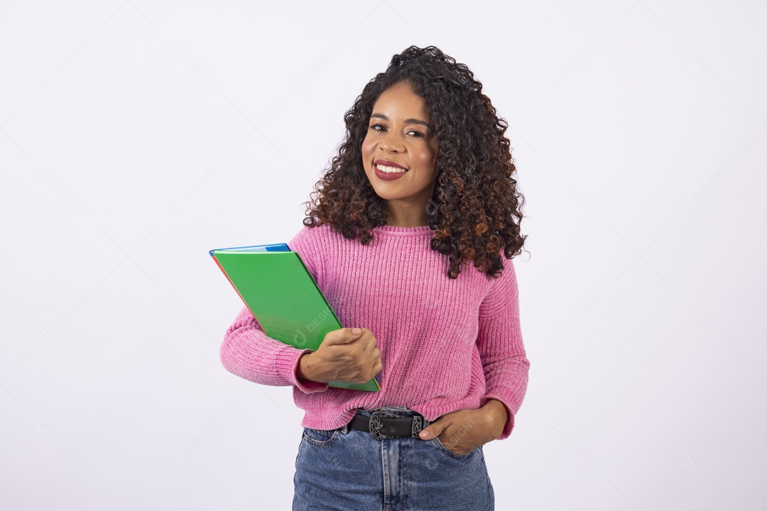 Linda mulher jovem estudante segurando materiais escolar
