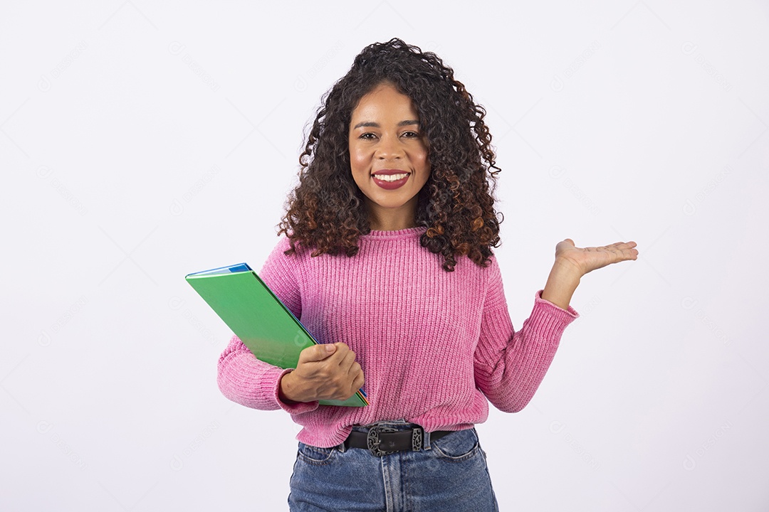 Linda mulher jovem estudante segurando materiais escolar