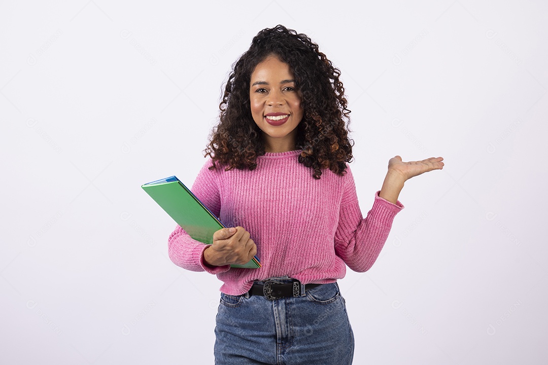 Linda mulher jovem estudante segurando materiais escolar