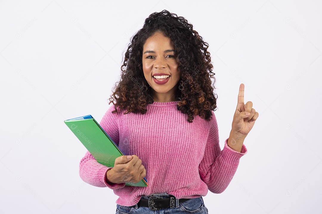 Linda mulher jovem estudante segurando materiais escolar