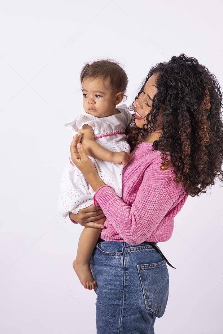 Linda mulher jovem mãe segurando sua filha sobre fundo isolado