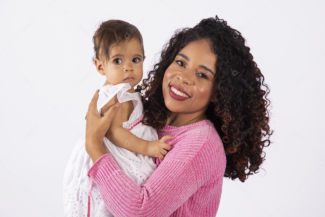 Linda mulher jovem mãe segurando sua filha sobre fundo isolado