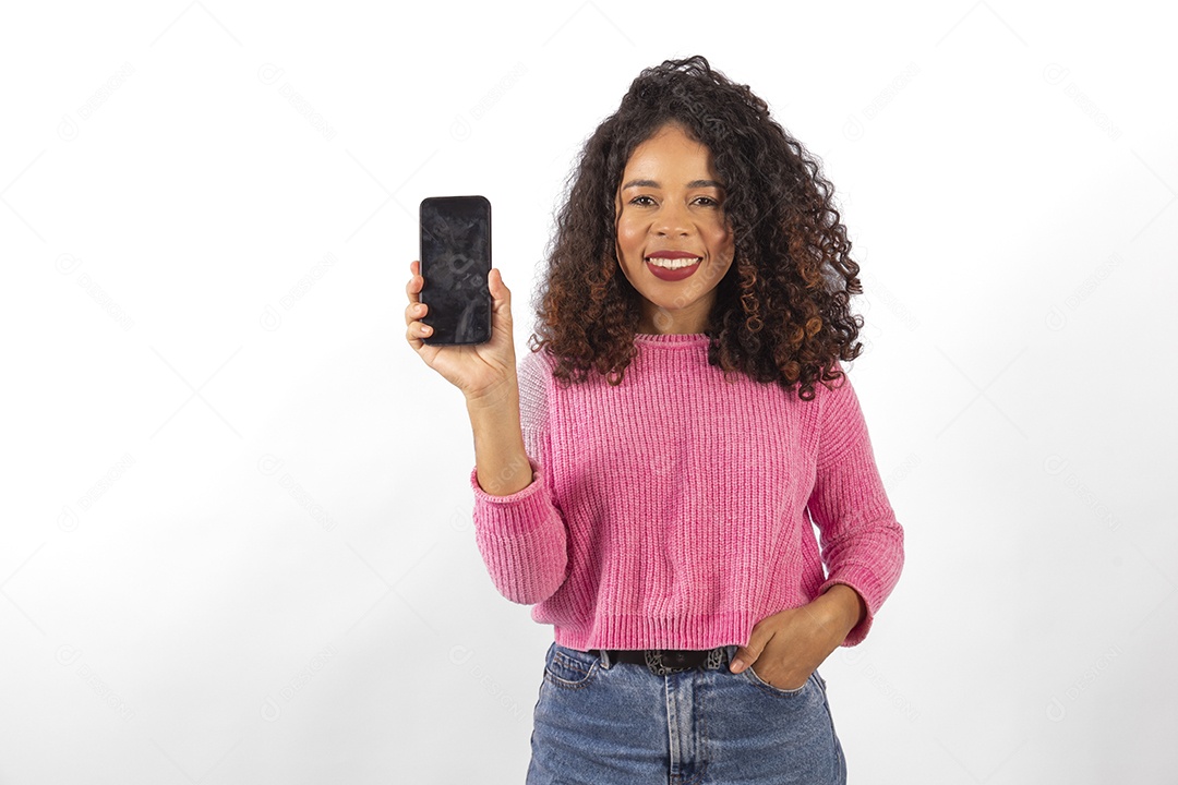 Linda mulher jovem cabelo cacheado segurando celular smartphone sobre fundo isolado branco