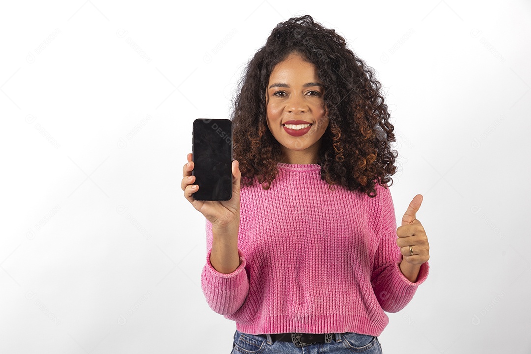 Linda mulher jovem cabelo cacheado segurando celular smartphone sobre fundo isolado branco