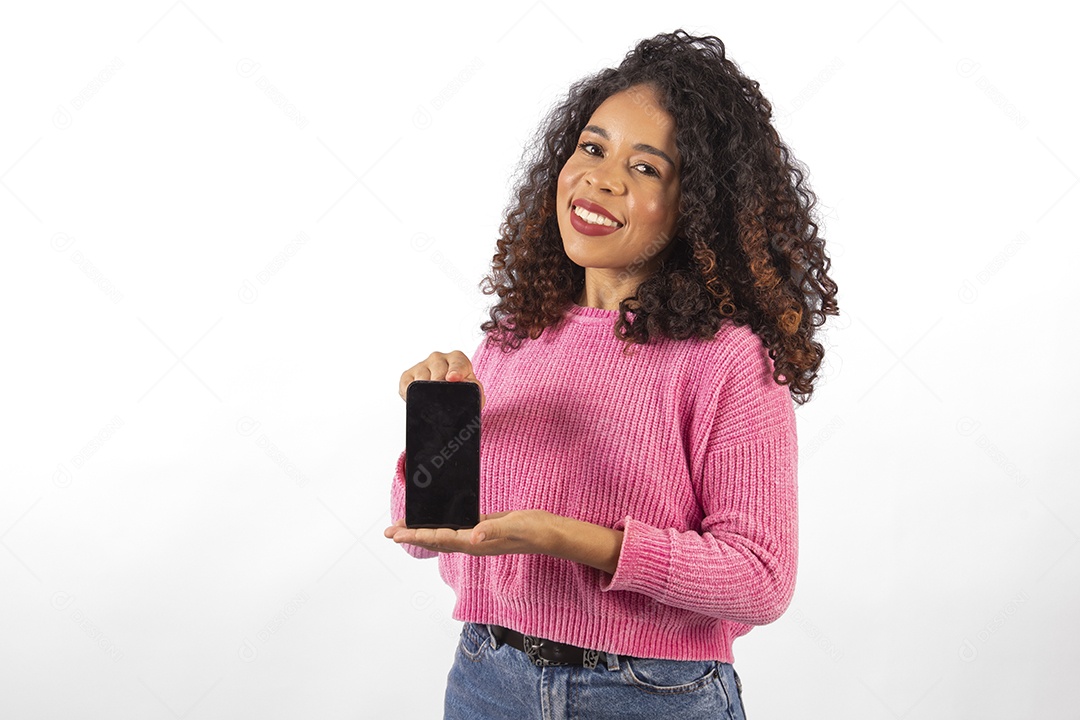 Linda mulher jovem cabelo cacheado segurando celular smartphone sobre fundo isolado branco