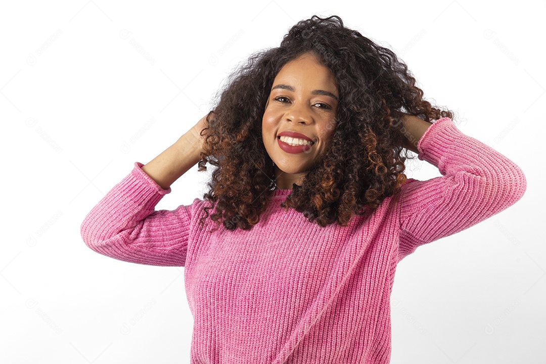 Linda mulher jovem cabelo cacheado sobre fundo isolado branco
