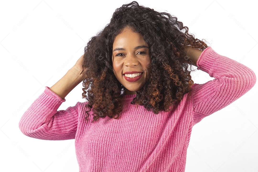 Linda mulher jovem cabelo cacheado sobre fundo isolado branco