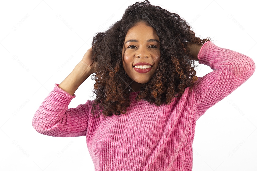 Linda mulher jovem cabelo cacheado sobre fundo isolado branco