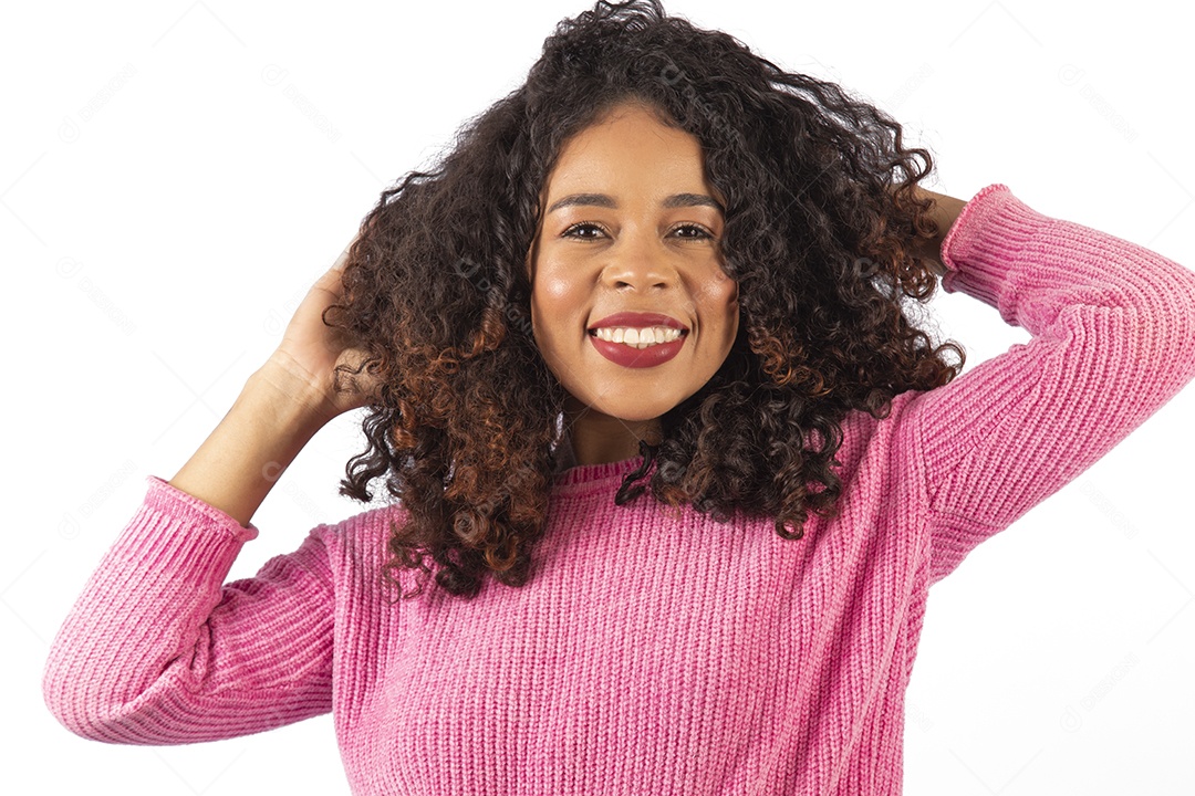 Linda mulher jovem cabelo cacheado sobre fundo isolado branco