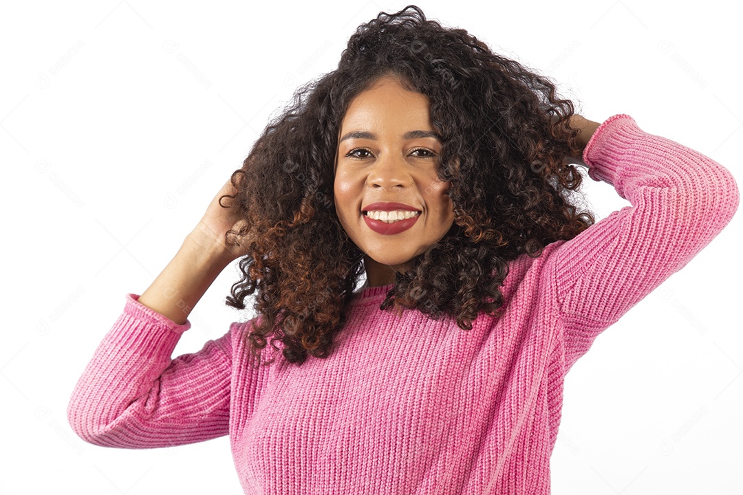 Linda mulher jovem cabelo cacheado sobre fundo isolado branco