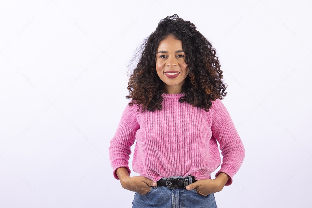 Linda mulher jovem cabelo cacheado sobre fundo isolado branco