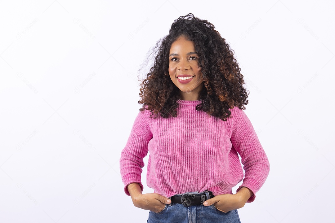 Linda mulher jovem cabelo cacheado sobre fundo isolado branco
