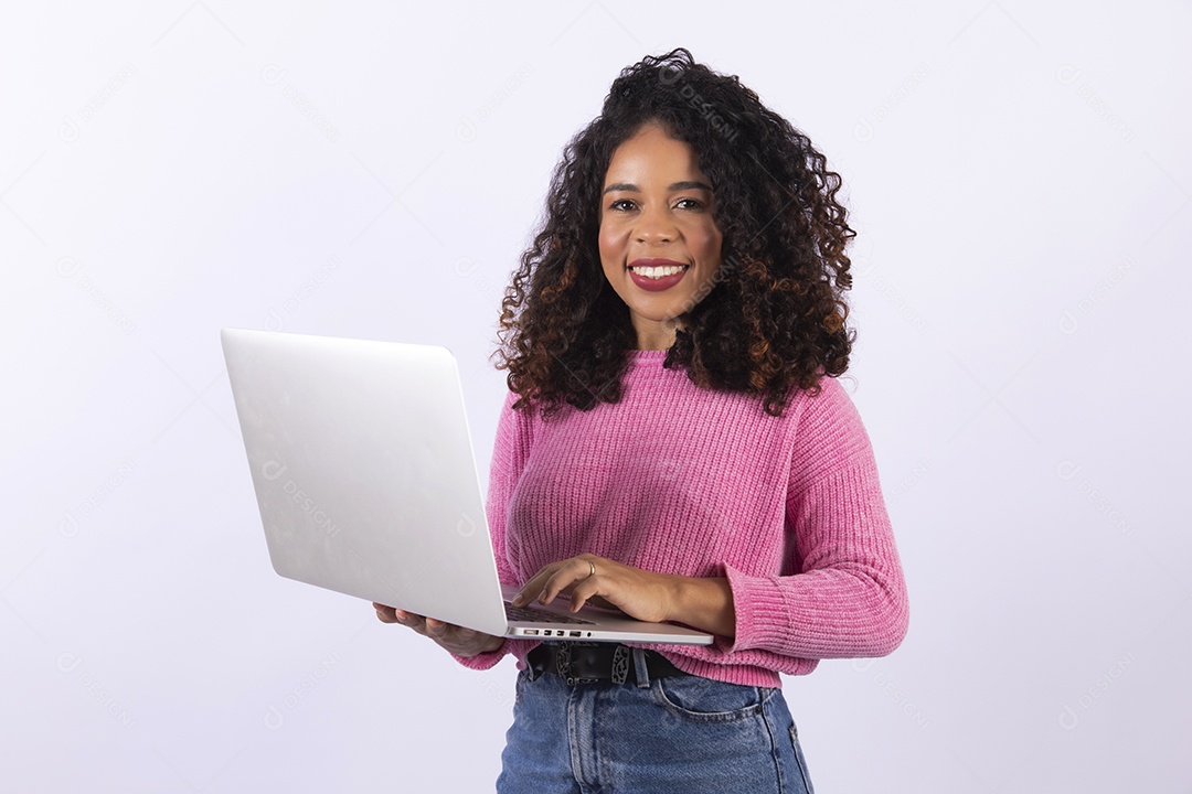 Mulher linda jovem segurando notebook sobre fundo isolado