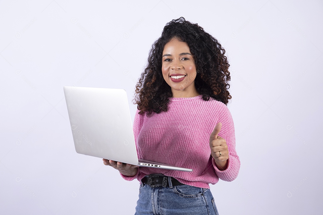 Mulher linda jovem segurando notebook sobre fundo isolado