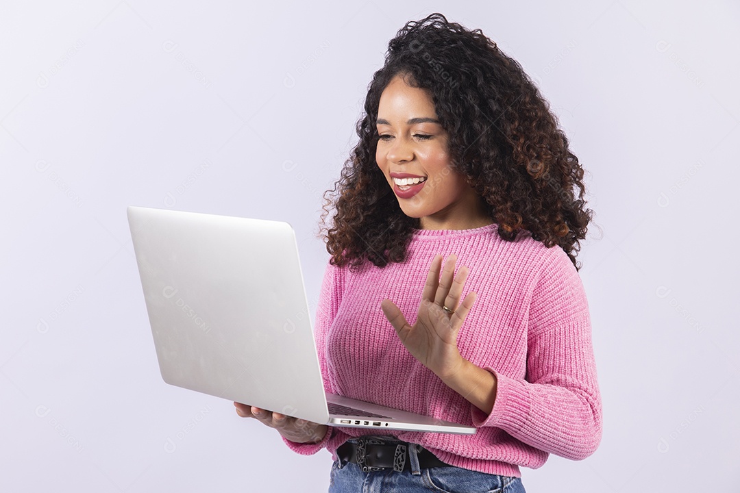 Mulher linda jovem segurando notebook sobre fundo isolado