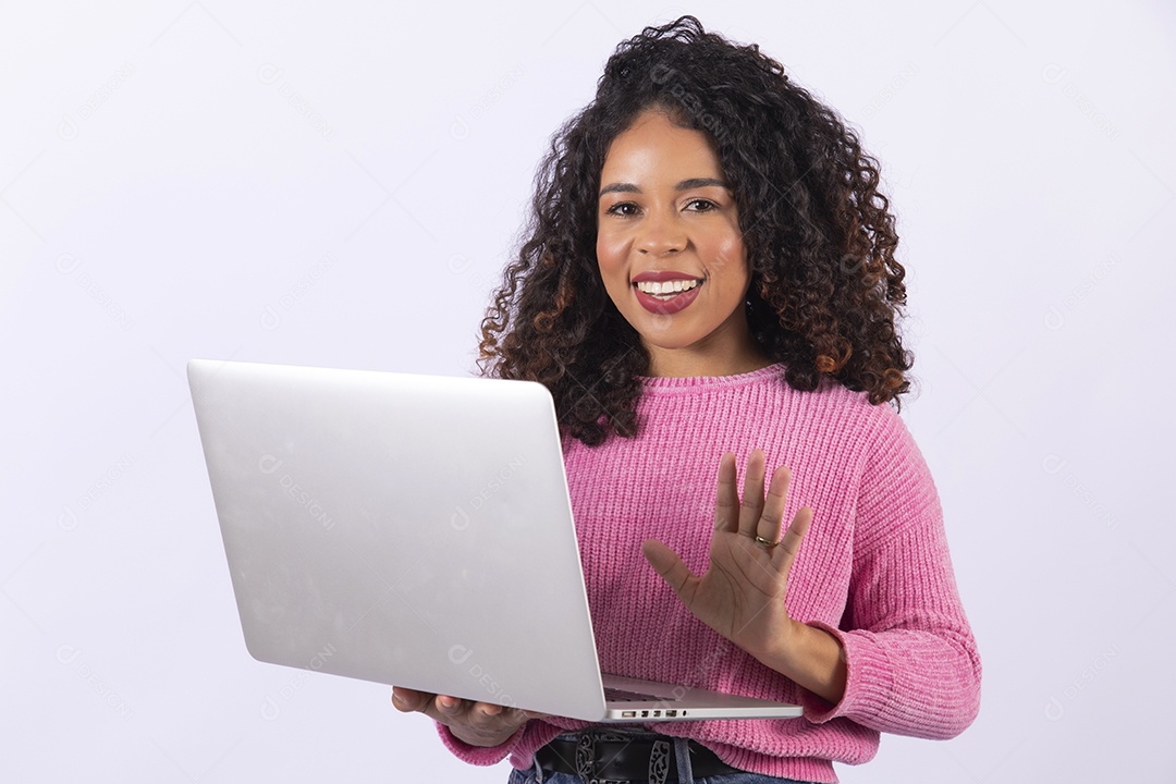 Mulher linda jovem segurando notebook sobre fundo isolado