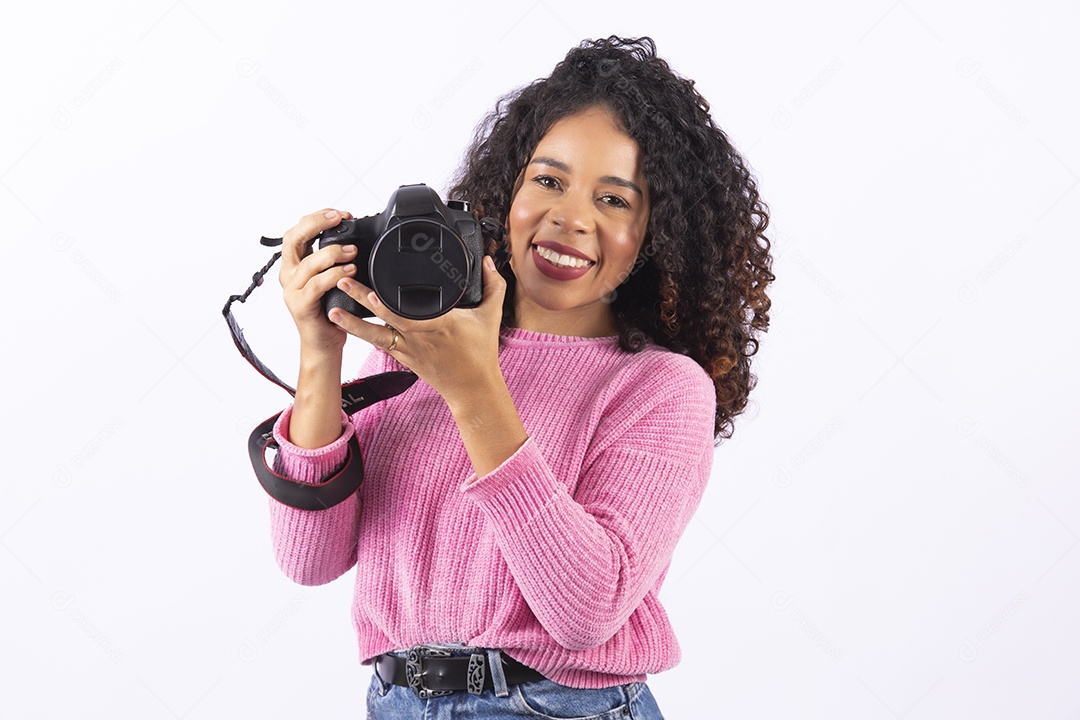 Mulher linda jovem segurando câmera fotográfica sobre fundo isolado