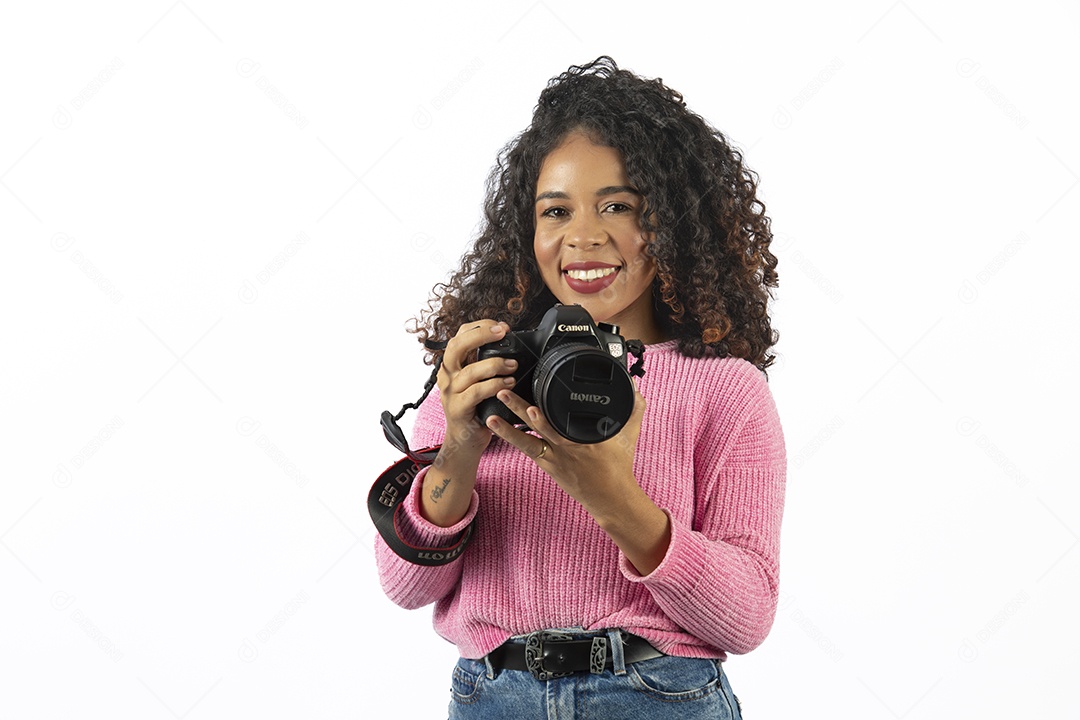 Mulher linda jovem segurando câmera fotográfica sobre fundo isolado