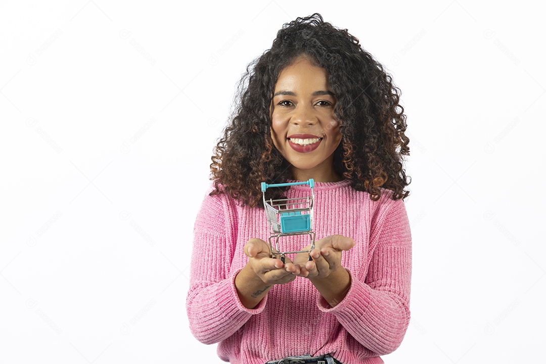 Mulher linda jovem segurando carrinho de compras sobre fundo isolado