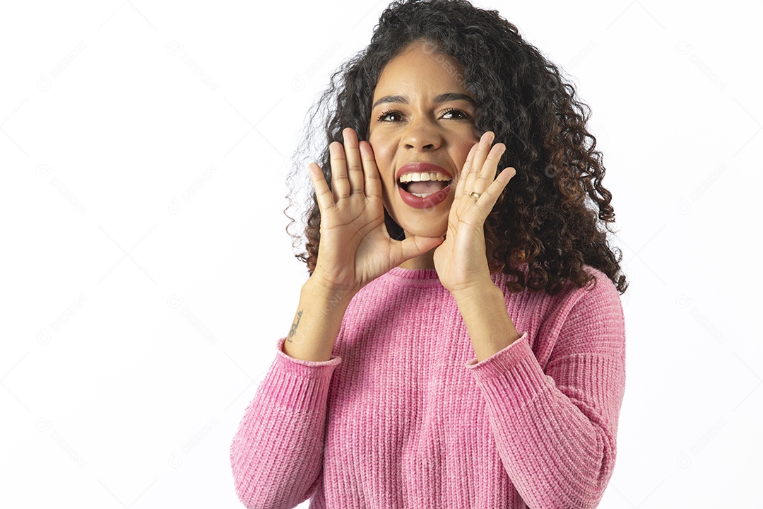 Linda mulher jovem cabelo cacheado sobre fundo isolado