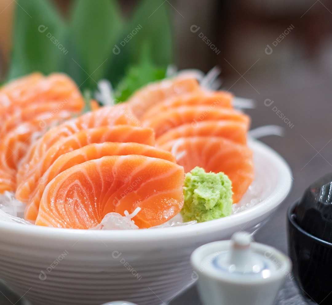 Sashimi Iguaria sobre tigela