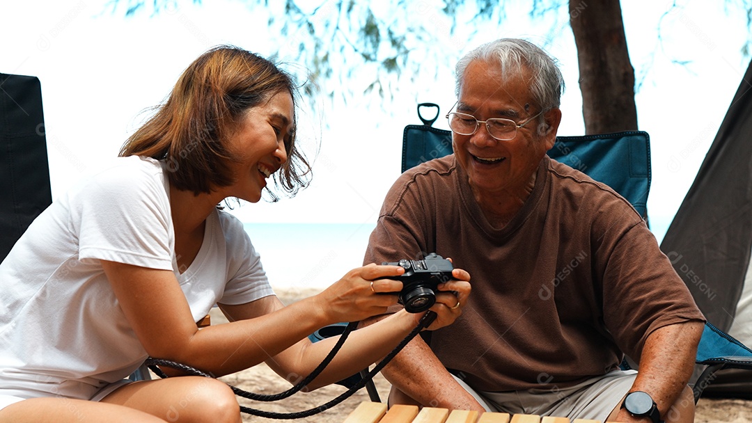 Família feliz, pai sênior mais velho e filha olhando a foto na câmera