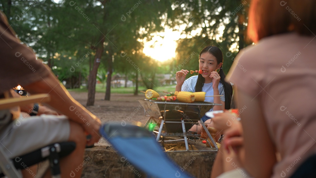 Família feliz comendo churrasco juntos