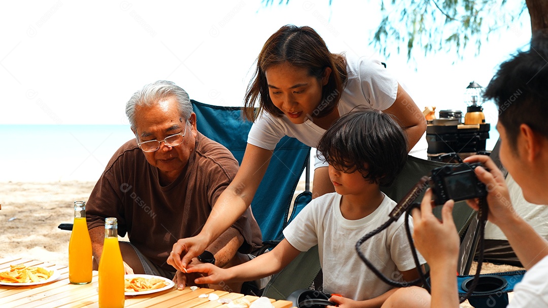 Feliz avô da família e jovens tirando fotos na câmera
