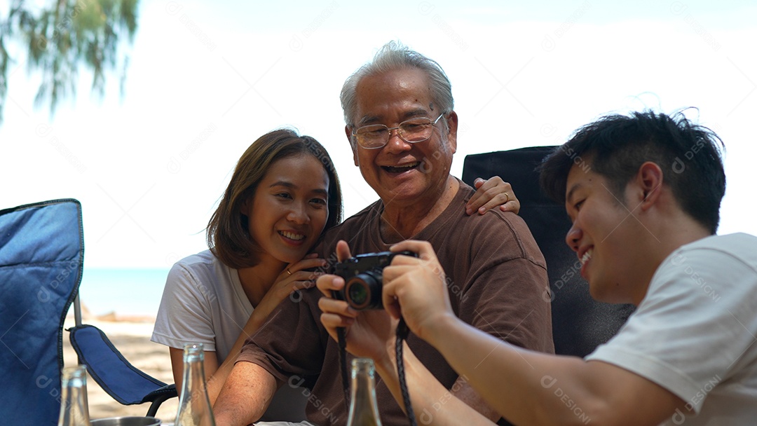 Família feliz olhando a foto na câmera tirando memórias