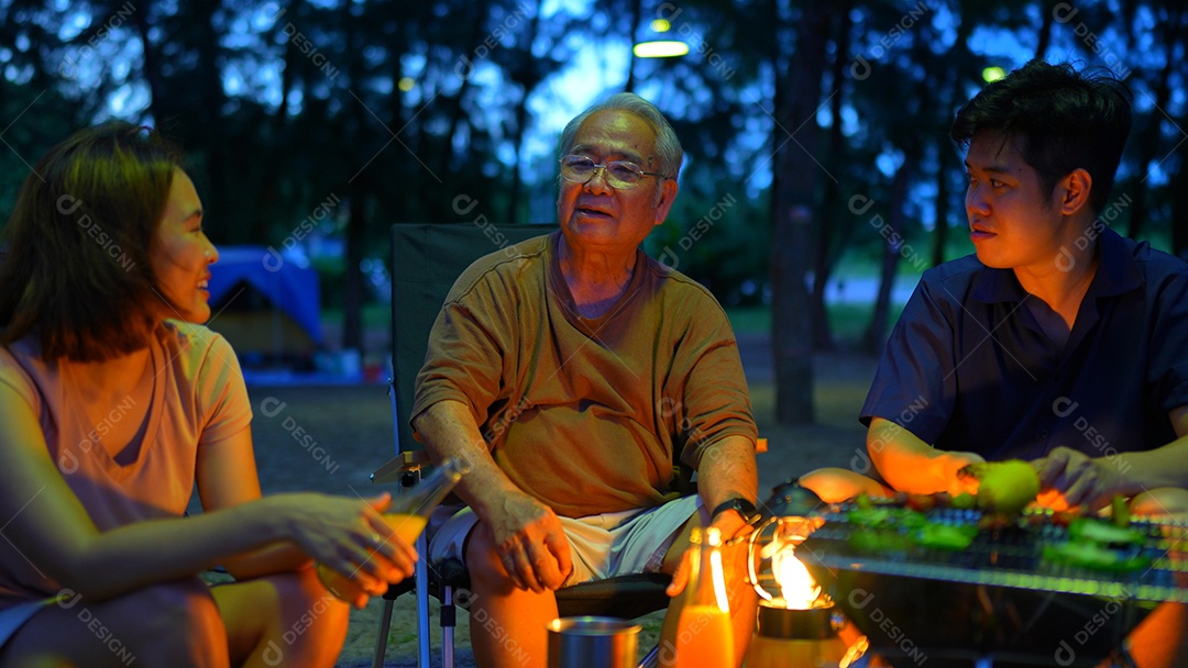 Família feliz do avô sênior tomando juntos, cozinhando