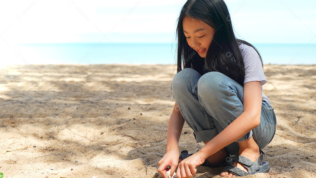 Menina jogando areia na praia juntos se divertindo