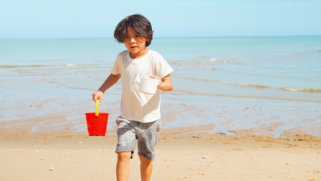 Garoto bonito correndo jogando água e areia