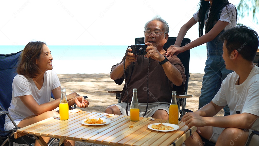 Feliz avô da família, imagem sênior na câmera