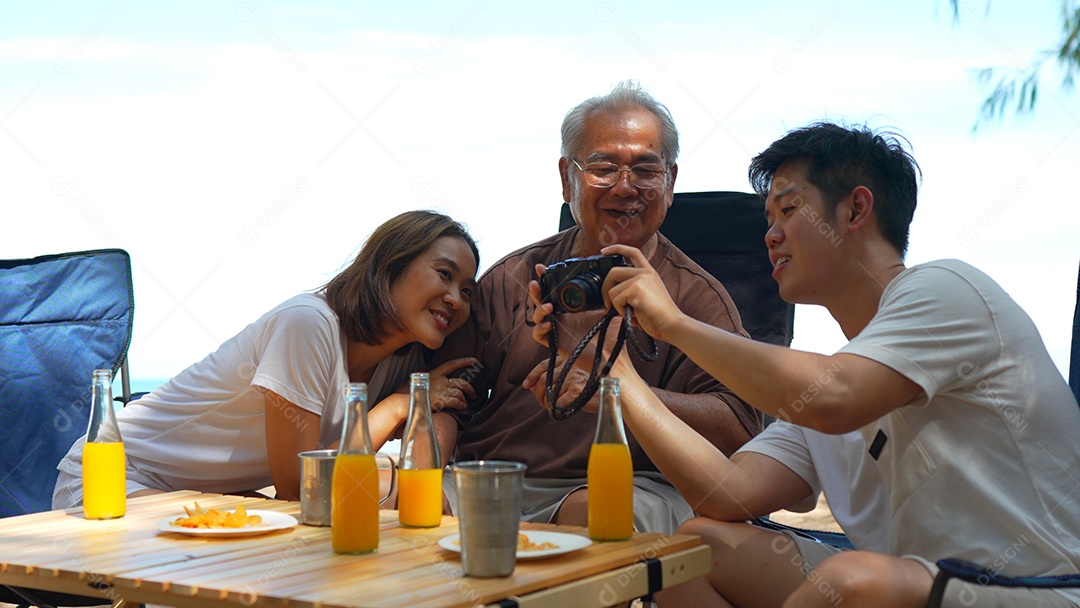 Família feliz olhando a foto na câmera