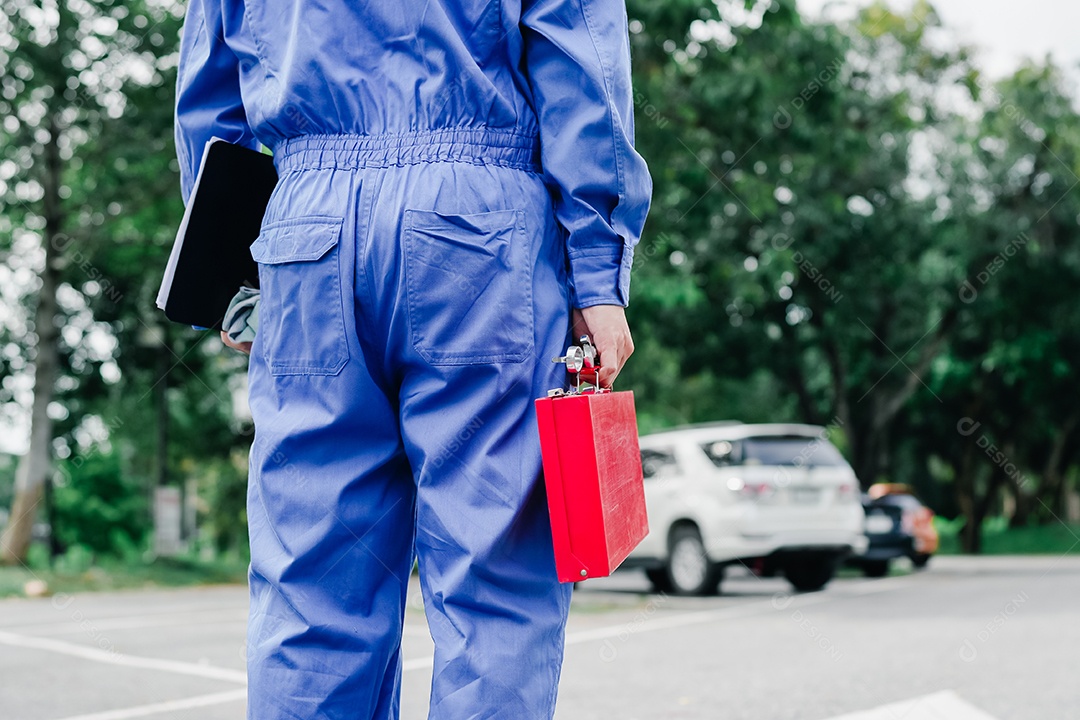 Homem com roupa de mecânico na oficina