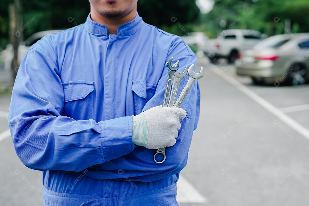 Homem com roupa de mecânico na oficina