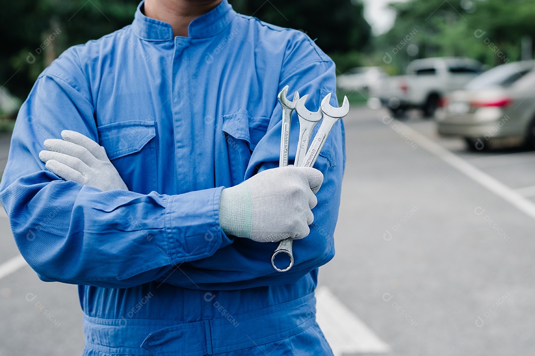 Homem com roupa de mecânico na oficina