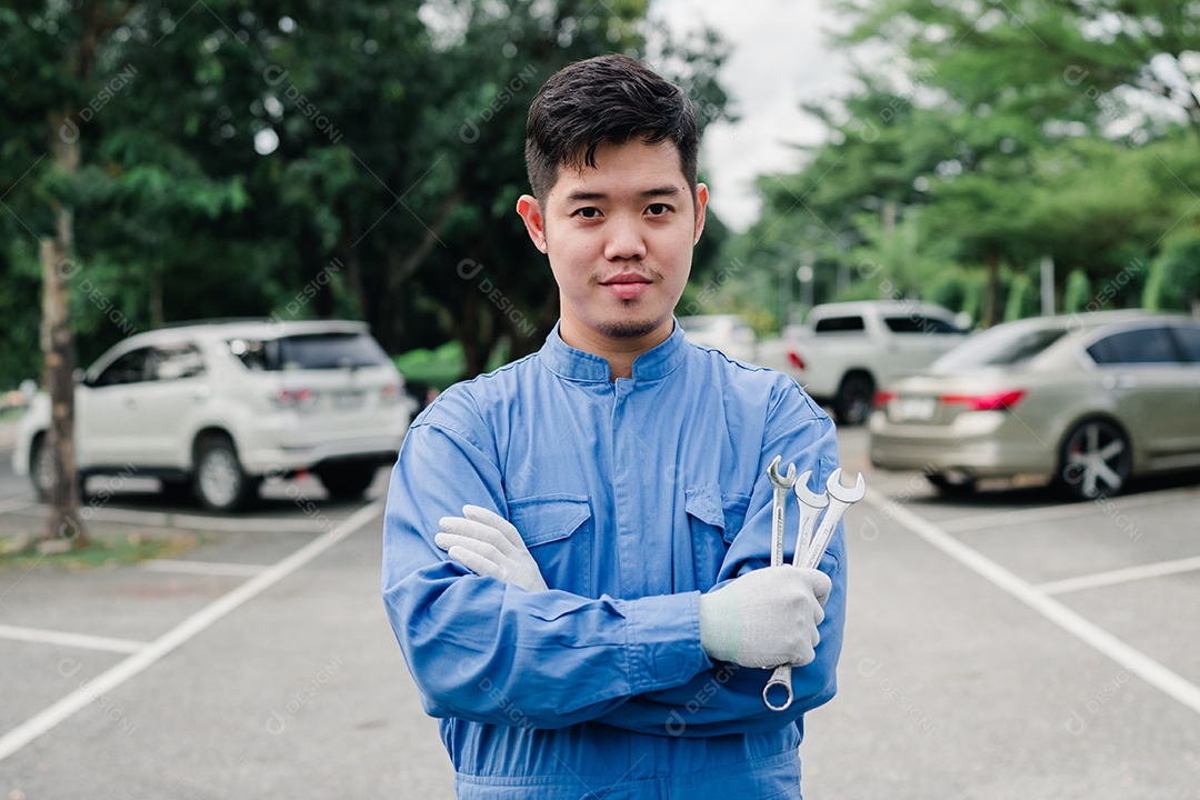 Homem mecânico trabalhando em conserto de carros