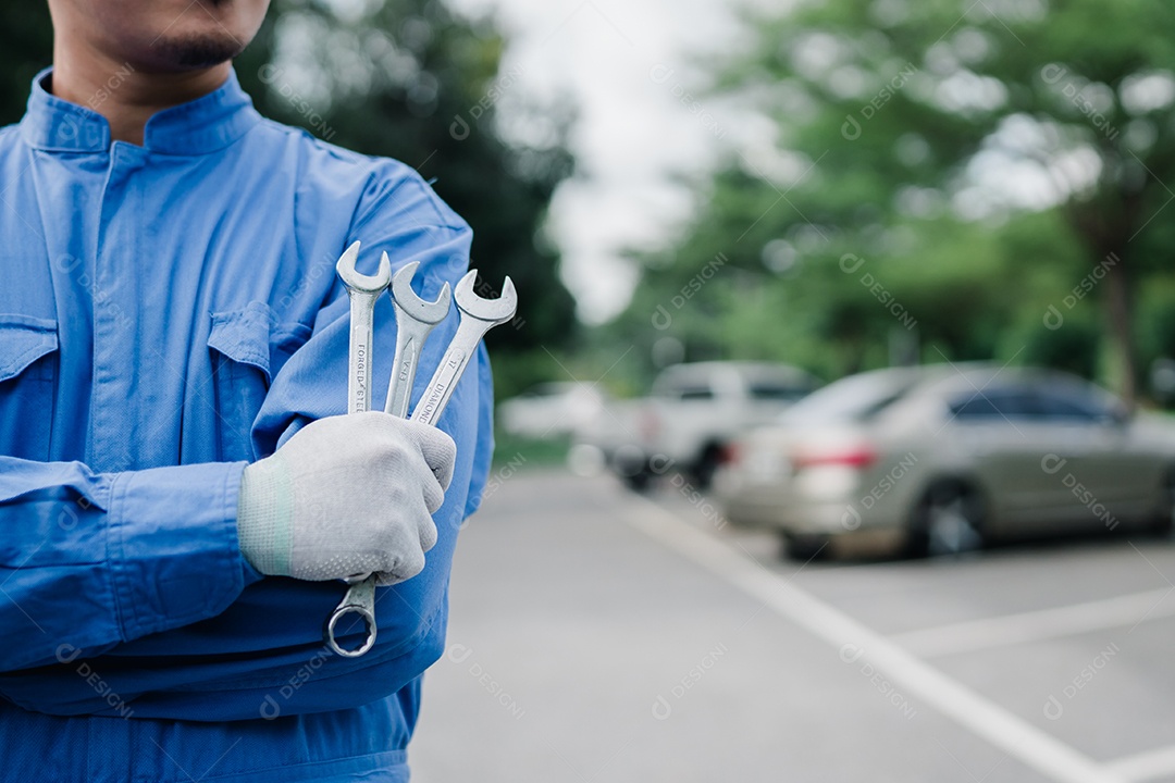 Homem mecânico trabalhando em conserto de carros