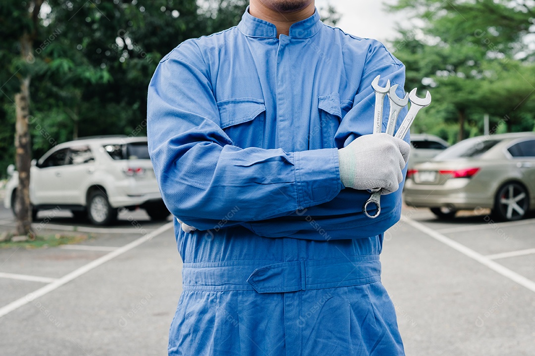 Homem mecânico trabalhando em conserto de carros