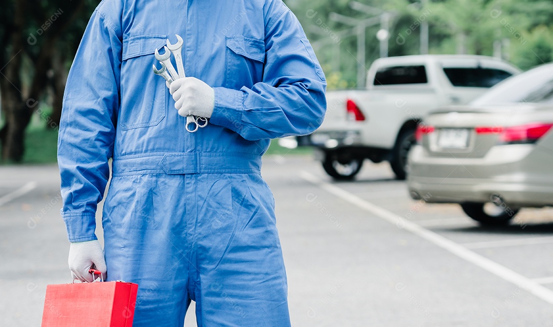 Homem mecânico trabalhando em conserto de carros