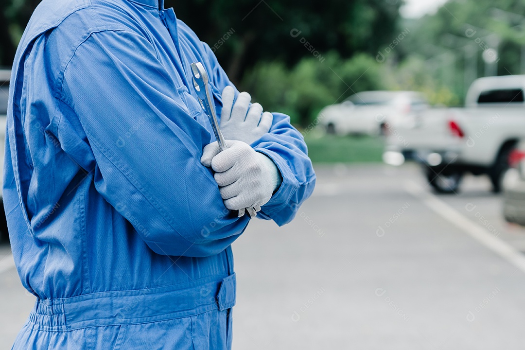 Homem mecânico trabalhando em conserto de carros