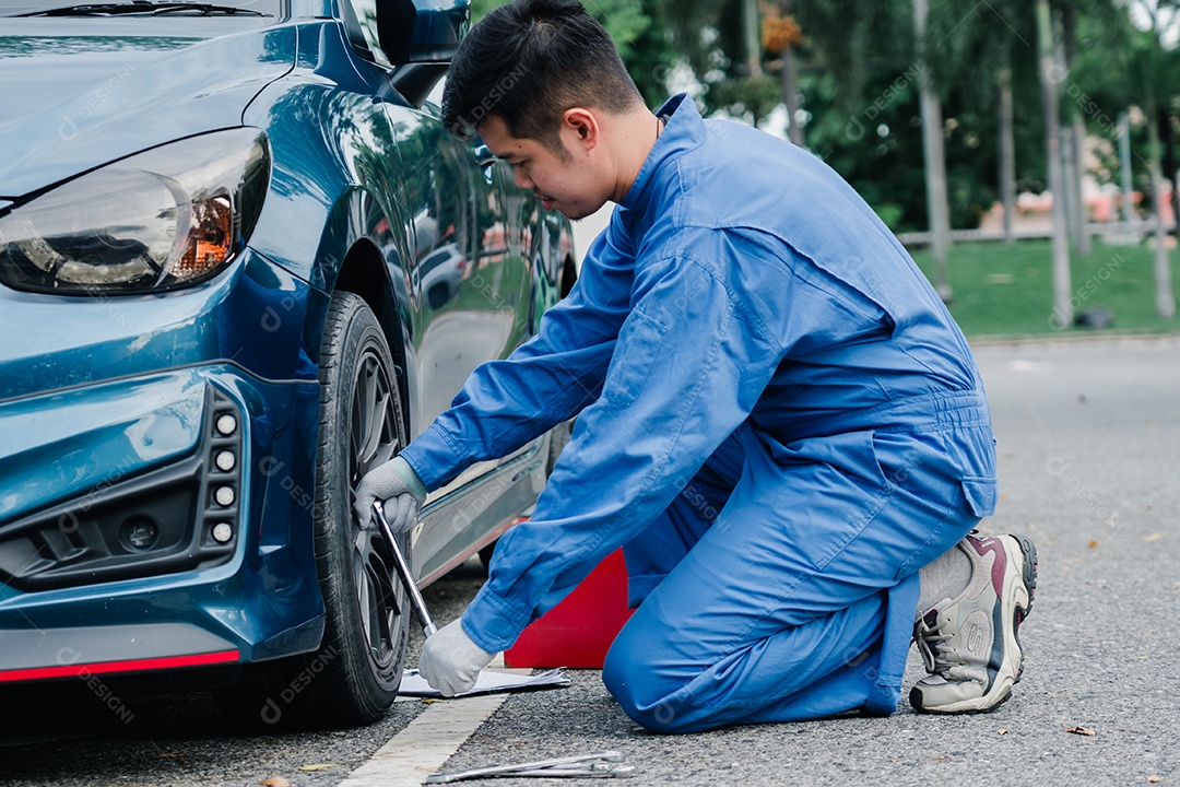 Homem mecânico trabalhando em conserto de carros