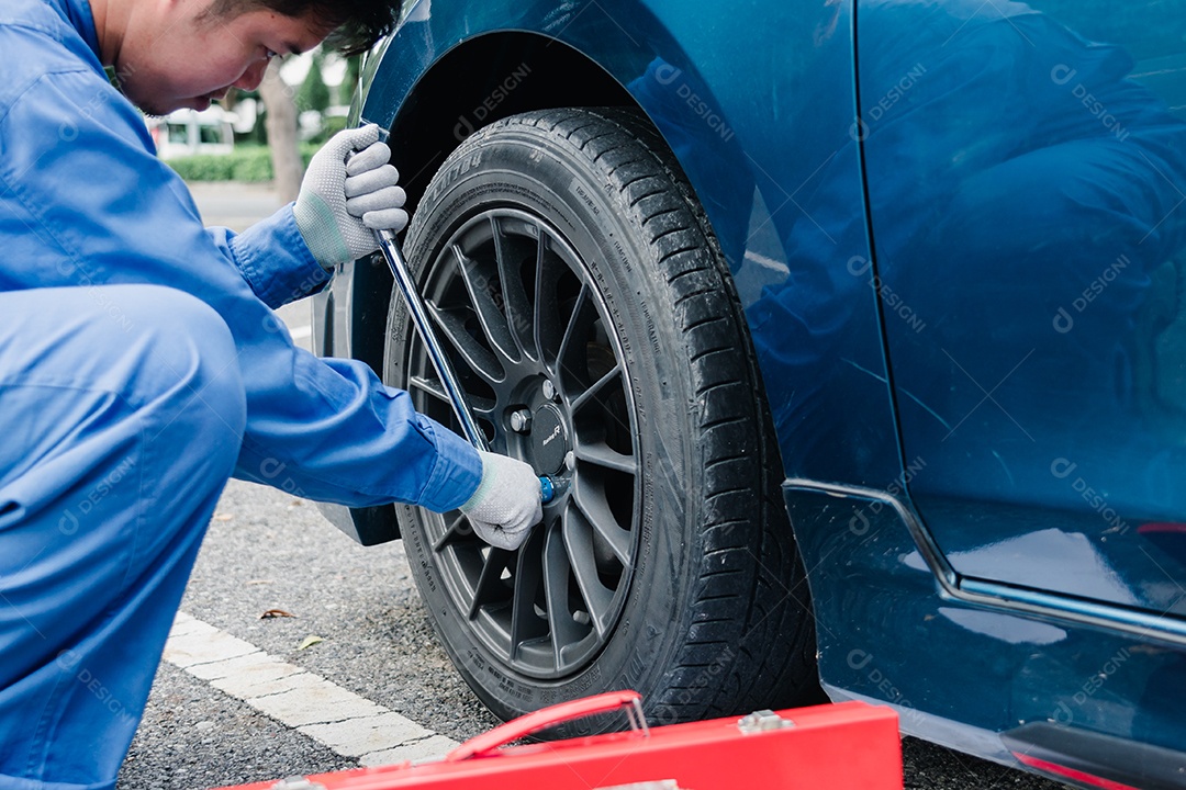 Homem mecânico trabalhando em conserto de carros