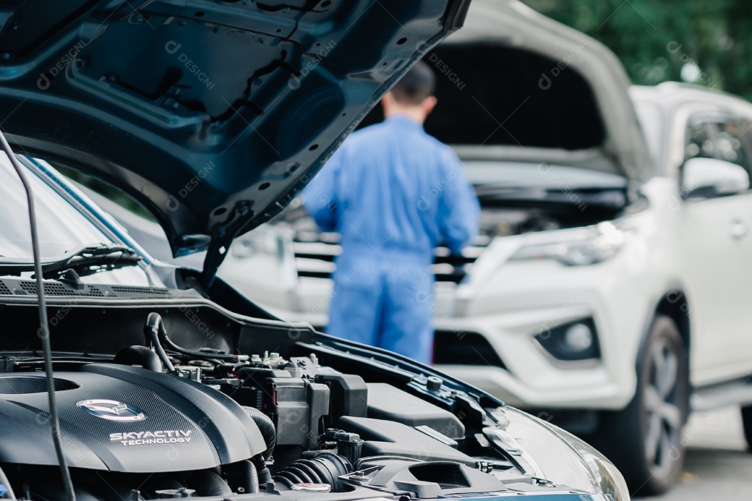 Mecânico trabalhando em consertos de carro