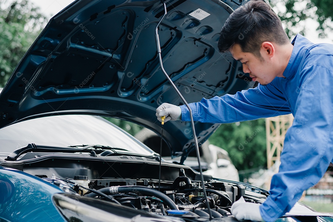 Mecânico trabalhando em consertos de carro