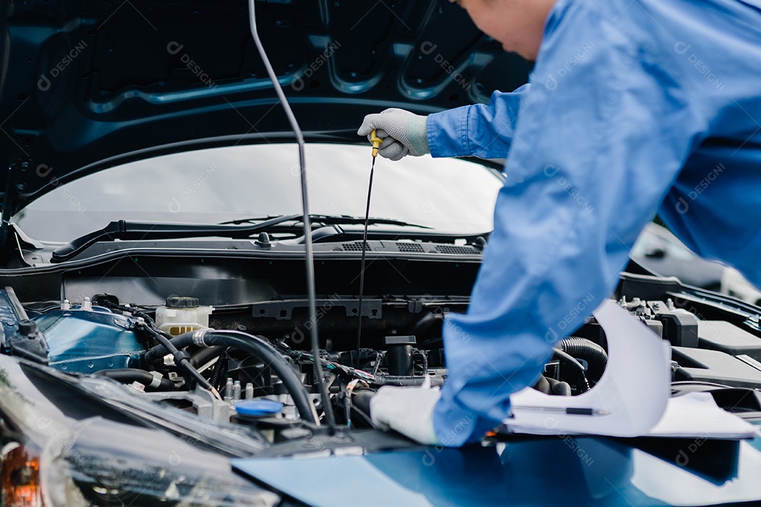 Mecânico trabalhando em consertos de carro